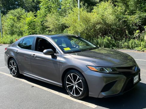 Used 2020 Toyota Camry SE w/ Sunroof Package FWD image 7