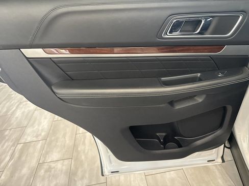 Used 2018 Ford Explorer Platinum AWD/4WD image 32