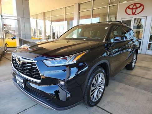 Used 2023 Toyota Highlander Platinum image 6