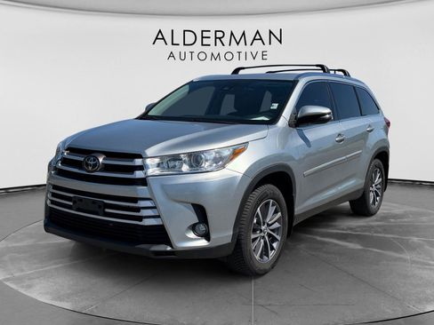 Used 2019 Toyota Highlander XLE AWD/4WD image 1