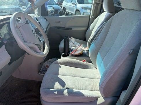 Used 2013 Toyota Sienna LE w/ Towing Pkg FWD image 4