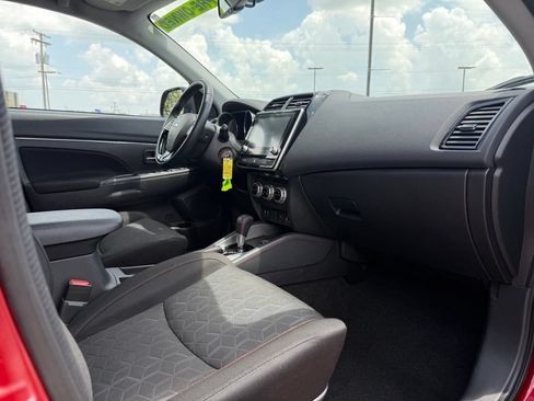 Used 2025 Mitsubishi Outlander Sport LE AWD/4WD image 31