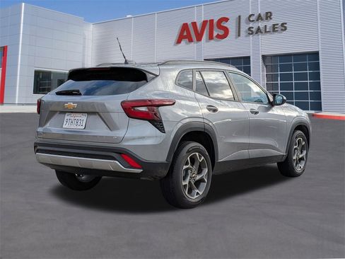 Used 2025 Chevrolet Trax LT w/ LT Convenience Package image 6