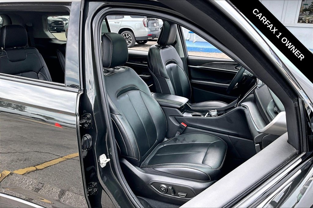 Used 2024 Jeep Grand Cherokee L Limited AWD/4WD image 30