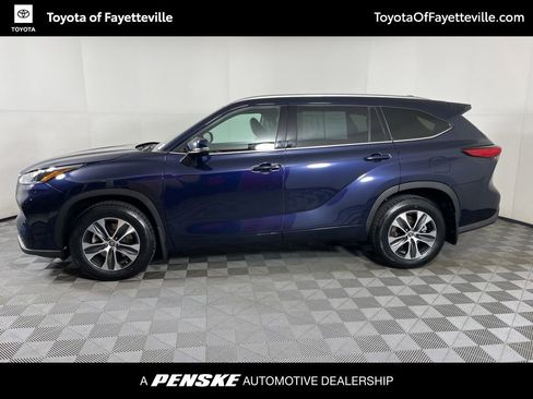 Used 2021 Toyota Highlander XLE image 2