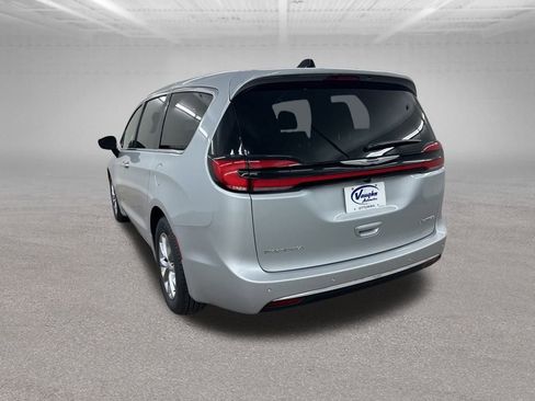 New 2026 Chrysler Pacifica Limited image 8