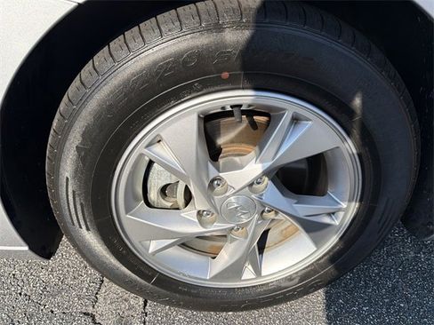 Used 2021 Hyundai Elantra SE image 32