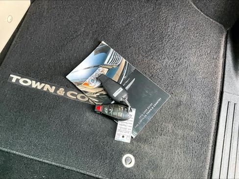 Used 2012 Chrysler Town & Country Touring w/ Entertainment Group #1 FWD image 20