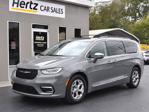 Used 2022 Chrysler Pacifica Limited image 3