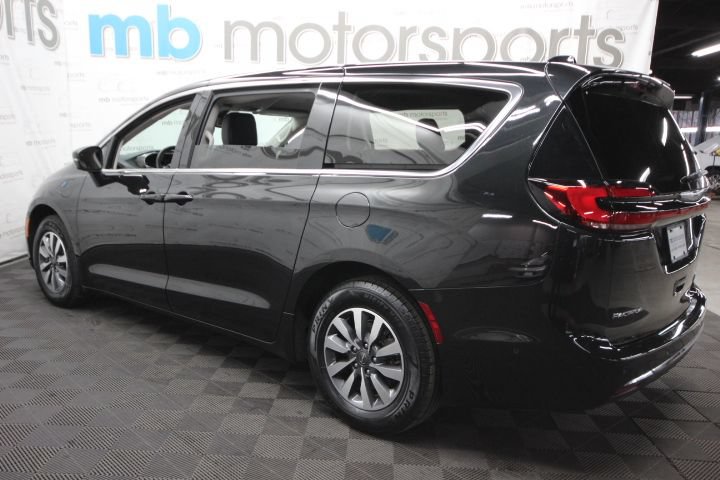 Used 2023 Chrysler Pacifica Touring-L FWD image 3