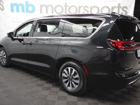Used 2023 Chrysler Pacifica Touring-L image 3