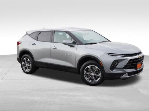 Used 2025 Chevrolet Blazer LT AWD/4WD image 2