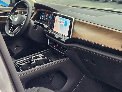 Used 2025 Volkswagen Atlas SE image 8