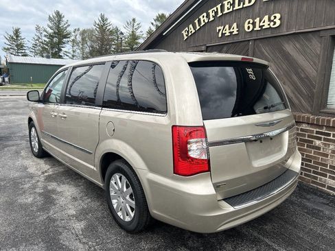 Used 2016 Chrysler Town & Country Touring image 2