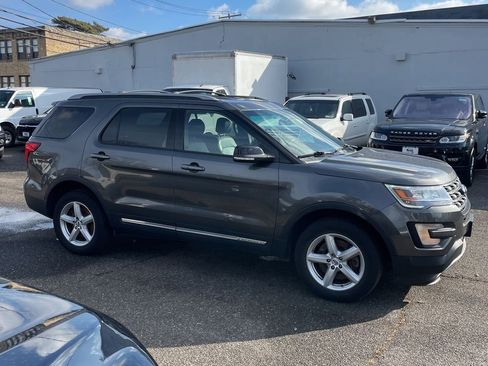 Used 2016 Ford Explorer XLT w/ Equipment Group 202A image 3