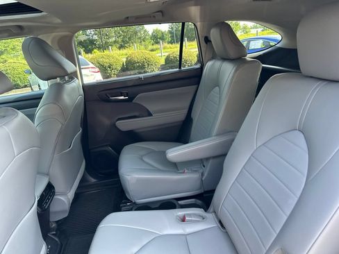 Used 2023 Toyota Highlander XLE FWD image 12