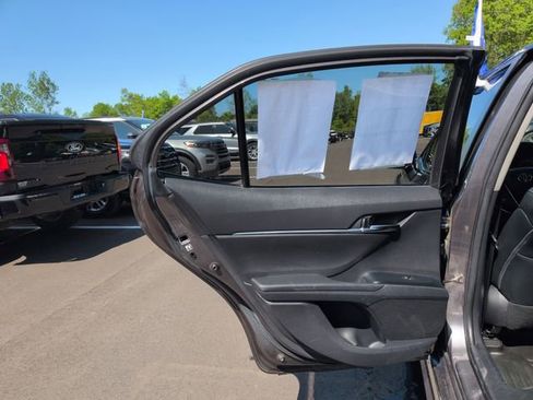 Used 2019 Toyota Camry SE FWD image 13
