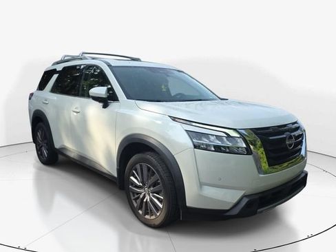 Used 2024 Nissan Pathfinder SL w/ SL Premium Package FWD image 3