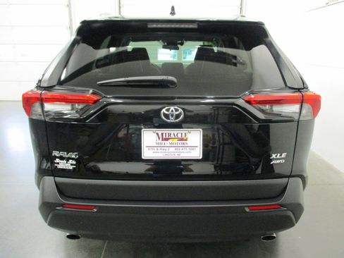 Used 2021 Toyota RAV4 XLE Premium image 5
