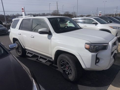 Used 2022 Toyota 4Runner SR5 Premium image 3