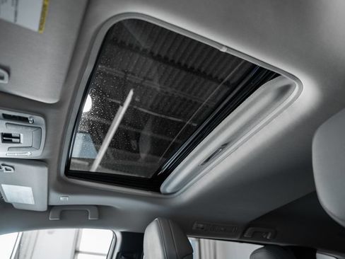 Used 2025 Toyota Sienna XLE FWD image 43