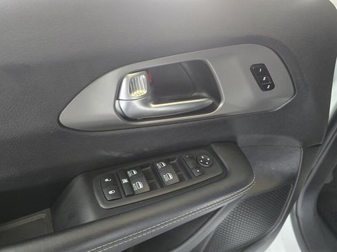 Used 2025 Chrysler Pacifica Select FWD image 18
