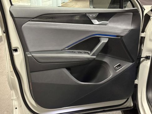 Certified 2025 Volkswagen Tiguan SE R-Line image 19