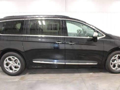 Used 2023 Chrysler Pacifica Limited FWD image 11