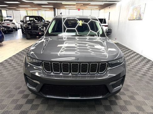 Used 2022 Jeep Grand Cherokee Laredo w/ Luxury Tech Group I RWD image 6