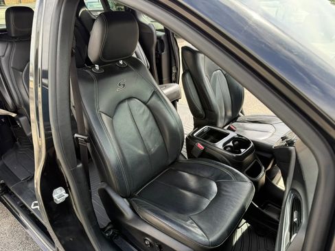Used 2019 Chrysler Pacifica Touring-L Plus FWD image 8
