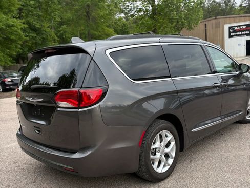 Used 2017 Chrysler Pacifica Touring-L w/ Tire & Wheel Group FWD image 11