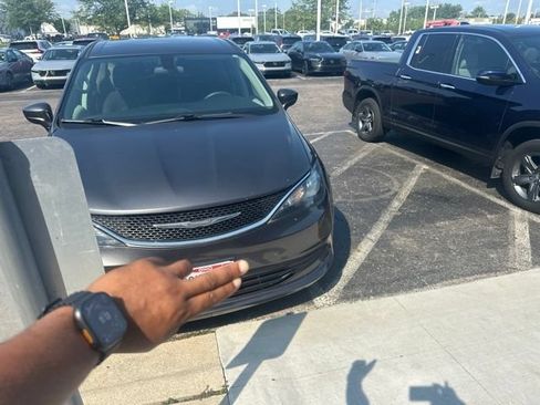 Used 2018 Chrysler Pacifica LX FWD image 4