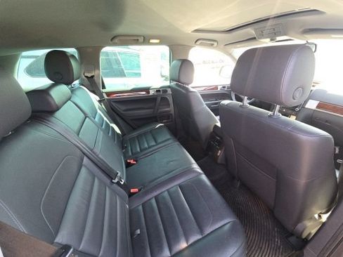 Used 2010 Volkswagen Touareg TDI AWD/4WD image 16