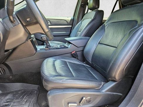 Used 2018 Ford Explorer XLT w/ Equipment Group 202A FWD image 16