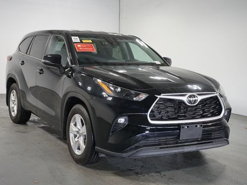 Certified 2024 Toyota Highlander LE image 3