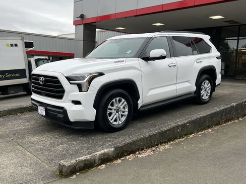 Certified 2025 Toyota Sequoia SR5 AWD/4WD image 5