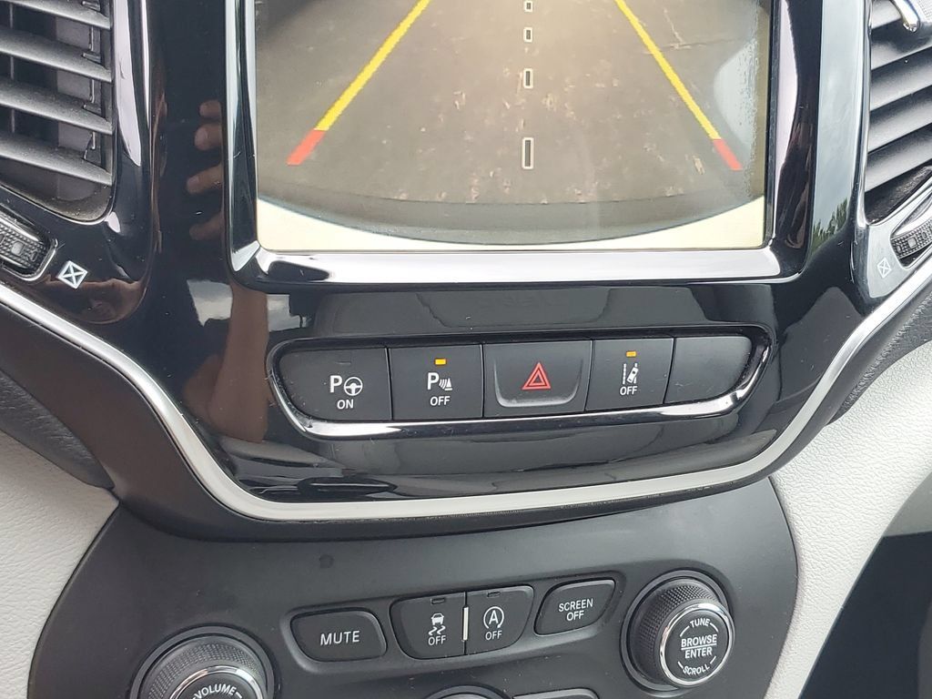 Certified 2019 Jeep Cherokee Limited w/ Luxury Group FWD image 27