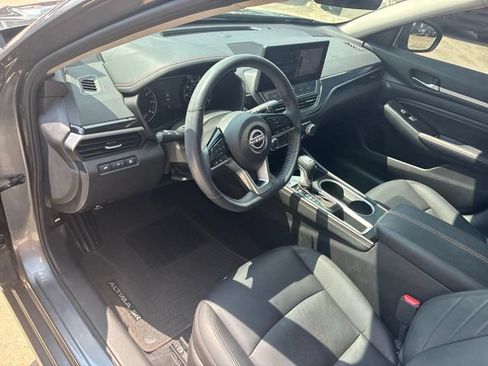 Used 2023 Nissan Altima 2.5 SR w/ SR Premium Package FWD image 11