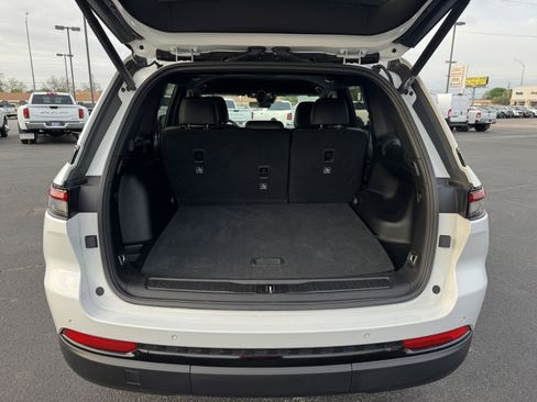 Used 2025 Jeep Grand Cherokee Altitude image 30