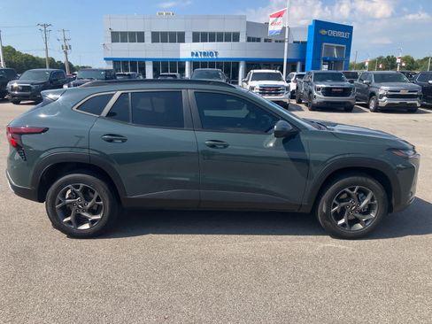 Used 2025 Chevrolet Trax LT FWD image 8