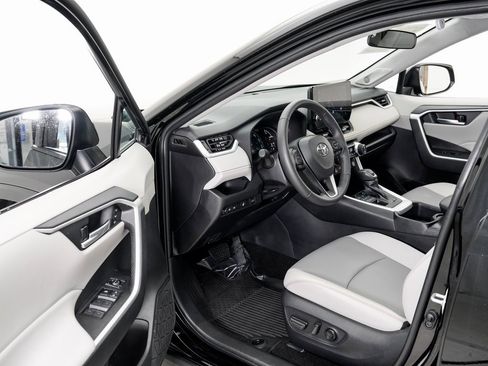 Used 2025 Toyota RAV4 XLE Premium image 7