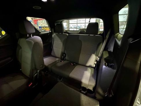 Used 2023 Chevrolet Traverse LT image 9