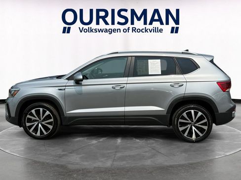 Used 2023 Volkswagen Taos SE w/ Panoramic Sunroof Package FWD image 3