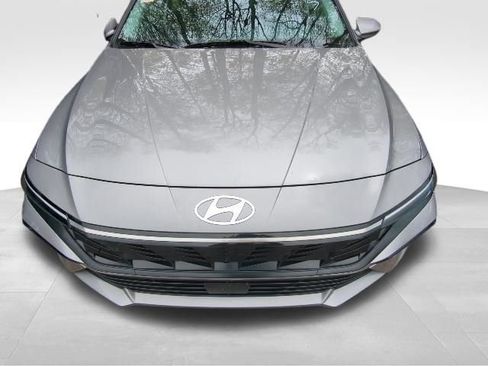 Used 2025 Hyundai Elantra SEL FWD image 6