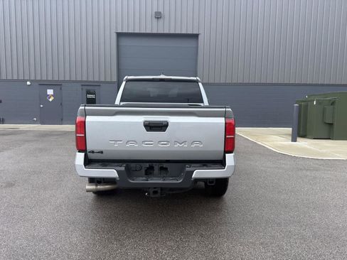 Used 2025 Toyota Tacoma TRD Off-Road AWD/4WD image 4