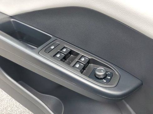 Certified 2025 Volkswagen Taos S FWD image 30
