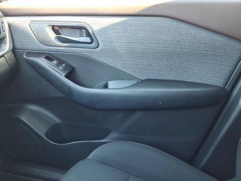 Used 2023 Nissan Rogue S image 25