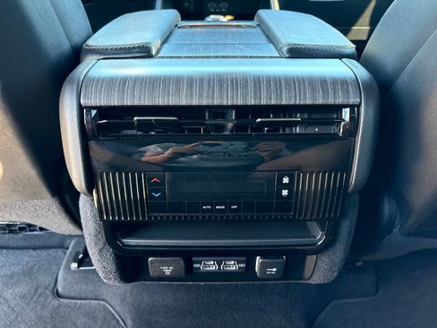 Used 2024 Jeep Wagoneer L Series II w/ Flexible Seating Group AWD/4WD image 20