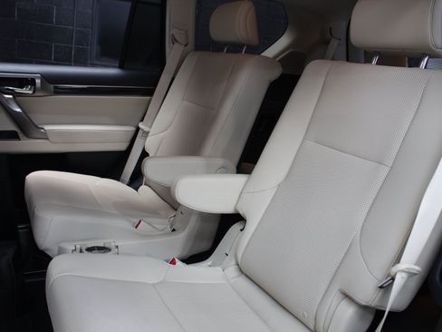 Used 2022 Lexus GX 460 Premium w/ Accessory Package AWD/4WD image 30