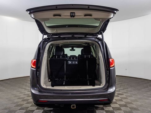 Used 2018 Chrysler Pacifica Touring-L image 41